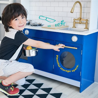 Teamson Kids Little Chef Berlin Modern Kids Kitchen Playset With 6 Accessories, White/Blue 7 Teamson Kids Little Chef Berlin Modern Kids Kitchen Playset With 6 Accessories, White/Blue - Image 7